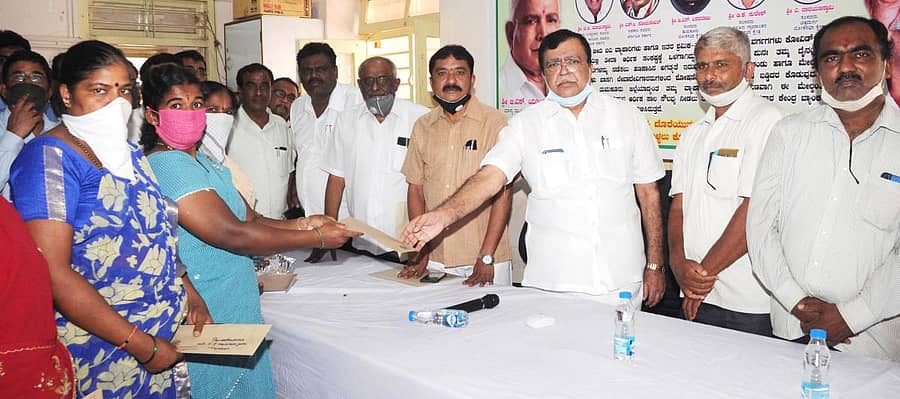 ತುಮಕೂರು ಡಿಸಿಸಿ ಬ್ಯಾಂಕ್ ಅಧ್ಯಕ್ಷ ಕೆ.ಎನ್.ರಾಜಣ್ಣ ಬೀದಿ ಬದಿ ವ್ಯಾಪಾರಿಗಳಿಗೆ ಸಾಲದ ಮೊತ್ತ ಜಮಾ ಮಾಡಿರುವ ಆದೇಶ ಪತ್ರಗಳನ್ನು ನೀಡಿದರು