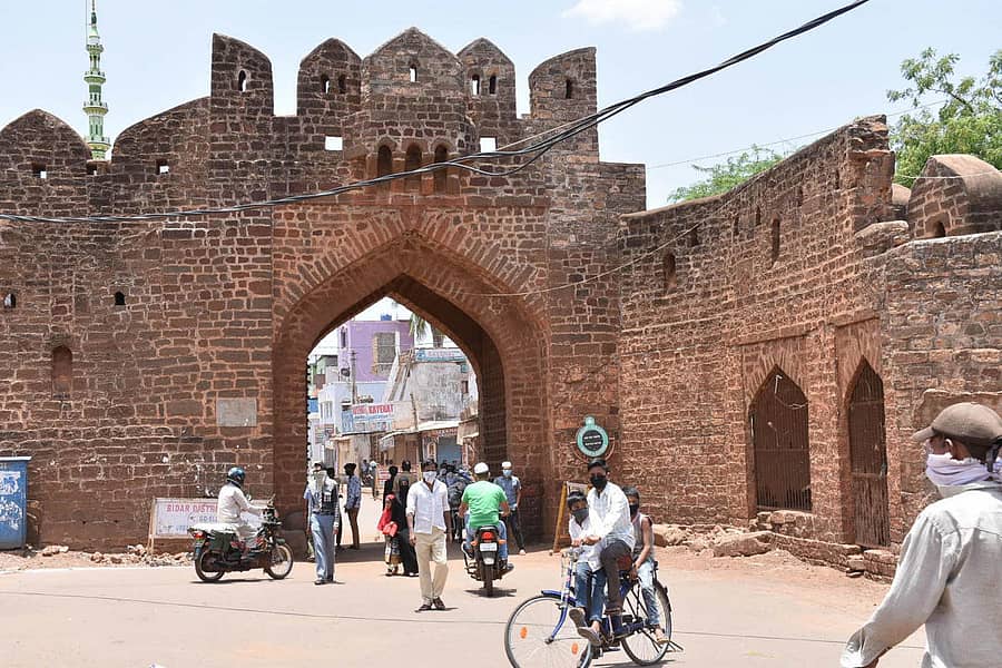 ಬೀದರ್‌ನ ಶಹಾಗಂಜ್‌ನಲ್ಲಿ ಅಳವಡಿಸಿದ್ದ ಬ್ಯಾರಿಕೇಡ್ ತೆರವುಗೊಳಿಸಿದ ನಂತರ ಜನ ಸಂಚಾರ ಕಂಡು ಬಂದಿತು