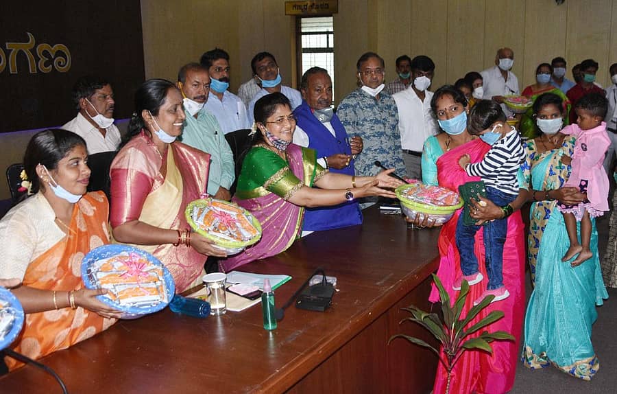 ಶಿವಮೊಗ್ಗದಲ್ಲಿ ಶುಕ್ರವಾರ ಮಹಿಳಾ ಮತ್ತು ಮಕ್ಕಳ ಅಭಿವೃದ್ಧಿ ಸಚಿವೆ ಶಶಿಕಲಾ ಅಣ್ಣಾ ಸಾಹೇಬ್ ಜೊಲ್ಲೆ ಅಪೌಷ್ಟಿಕ ಮಕ್ಕಳಿಗೆ ಪೌಷ್ಟಿಕ ಆಹಾರ ವಿತರಿಸಿದರು.
