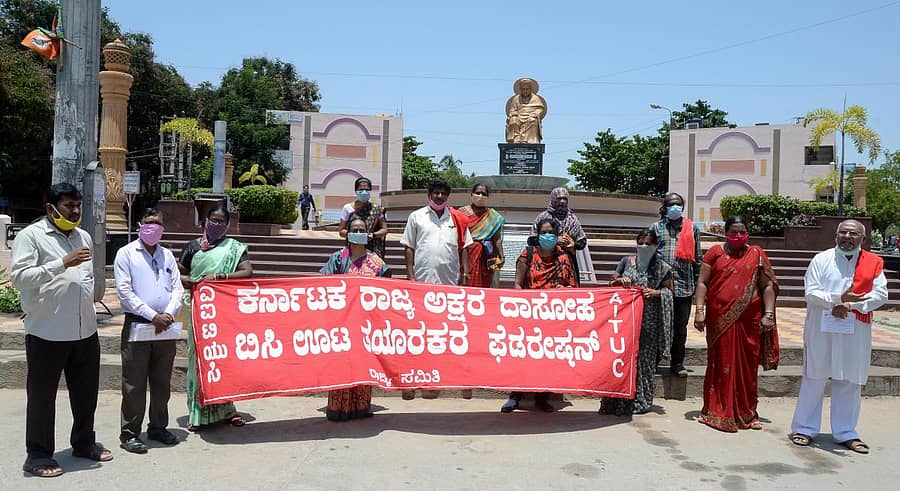 ಅಡುಗೆ ಸಿಬ್ಬಂದಿಗೆ ಮೂರು ತಿಂಗಳ ವೇತನವನ್ನು ಬಿಡುಗಡೆಗೆ ಆಗ್ರಹಿಸಿ ಅಕ್ಷರ ದಾಸೋಹ ಬಿಸಿಯೂಟ ತಯಾರಕರ ಫೆಡರೇಷನ್ ಸದಸ್ಯರು ದಾವಣಗೆರೆಯ ಜಯದೇವ ವೃತ್ತದಲ್ಲಿ ಪ್ರತಿಭಟನೆ ನಡೆಸಿದರು –ಪ್ರಜಾವಾಣಿ ಚಿತ್ರ