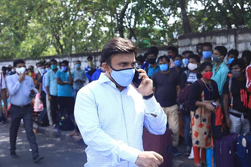 ಚಿಕ್ಕಬಳ್ಳಾಪುರ ಪ್ರವಾಸಕ್ಕೆ ತೆರಳುತ್ತಿದ್ದ ವೇಳೆ ಅರಮನೆ ಮೈದಾನದಲ್ಲಿದ್ದ ಜನದಟ್ಟಣೆ ಸ್ಥಳಕ್ಕೆ ತೆರಳಿ ಪರಿಸ್ಥಿತಿ ನಿಯಂತ್ರಿಸಿ, ಸಮಾಧಾನ ಹೇಳಿದ ವೈದ್ಯಕೀಯ ಶಿಕ್ಷಣ ಸಚಿವರು