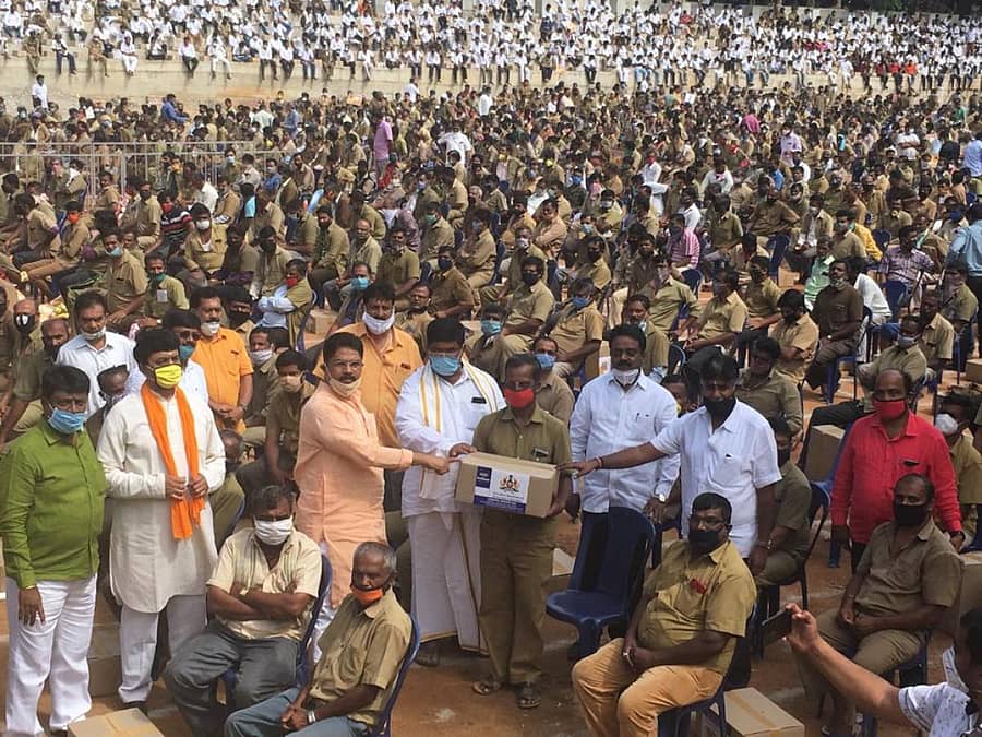 ಬೆಂಗಳೂರಿನ ಮಹಾಲಕ್ಷ್ಮಿ ವಿಧಾನಸಭಾ ಕ್ಷೇತ್ರದಲ್ಲಿ ಆಹಾರ ಸಚಿವ ಕೆ.ಗೋಪಾಲಯ್ಯ ಅವರು ಶುಕ್ರವಾರ 4 ಸಾವಿರ ಚಾಲಕರಿಗೆ ಉಚಿತ ಆಹಾರ ಕಿಟ್ ವಿತರಿಸಿದರು. ಕಂದಾಯ ಸಚಿವ ಆರ್.ಅಶೋಕ ಇದ್ದರು.