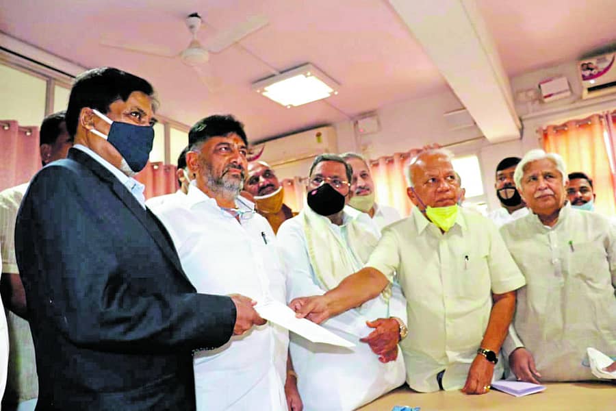 ರಾಜ್ಯ ಚುನಾವಣಾ ಆಯುಕ್ತ ಬಿ.ಬಸವರಾಜು ಅವರಿಗೆ ಕಾಂಗ್ರೆಸ್‌ ನಾಯಕರು ಶುಕ್ರವಾರ ಮನವಿ ಸಲ್ಲಿಸಿದರು