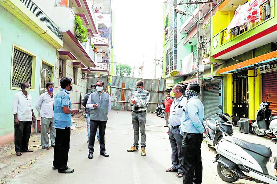 ವಿನಾಯಕನಗರದಲ್ಲಿ ಬಿಬಿಎಂಪಿ ಆಯುಕ್ತ ಬಿ.ಎಚ್. ಅನಿಲ್ಕುಮಾರ್ ಶುಕ್ರವಾರ ಪರಿಶೀಲನೆ ನಡೆಸಿದರು