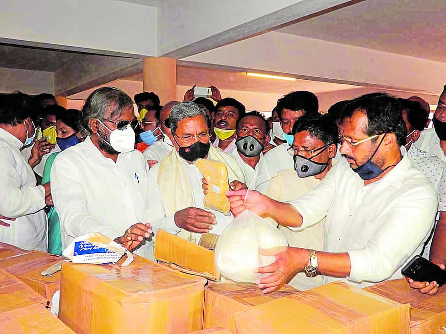 ಆಹಾರ ಕಿಟ್‌ಗಳನ್ನು ಸಿದ್ದರಾಮಯ್ಯ ಪರಿಶೀಲಿಸಿದರು. ಕೆಪಿಸಿಸಿ ಕಾರ್ಯಾಧ್ಯಕ್ಷ ಈಶ್ವರ ಖಂಡ್ರೆ, ವಿಧಾನ ಪರಿಷತ್ ಸದಸ್ಯ ಎಂ.ನಾರಾಯಣಸ್ವಾಮಿ, ಮುಖಂಡ ವಿ.ಎಸ್‌.ಉಗ್ರಪ್ಪ, ಪಾಲಿಕೆ ಸದಸ್ಯೆ ರಾಧಮ್ಮ ವೆಂಕಟೇಶ್, ಕಲ್ಕೆರೆ ನಾರಾಯಣಸ್ವಾಮಿ, ಅಗರ ಪ್ರಕಾಶ್, ವೆಂಕಟೇಶ್, ಮಂಜುನಾಥ್ ಇದ್ದರು.