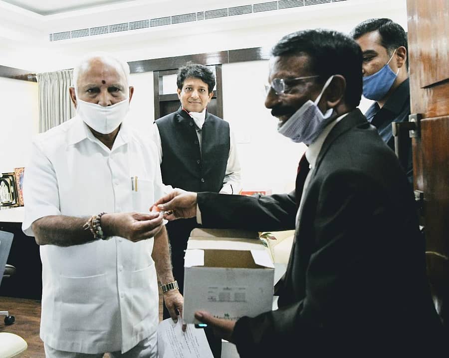 ಬಿ.ಟಿ. ರುದ್ರೇಶ್ ಅವರು ಯಡಿಯೂರಪ್ಪ ಅವರಿಗೆ ಹೋಮಿಯೋಪಥಿ ಮಾತ್ರೆಗಳನ್ನು ವಿತರಿಸಿದರು.