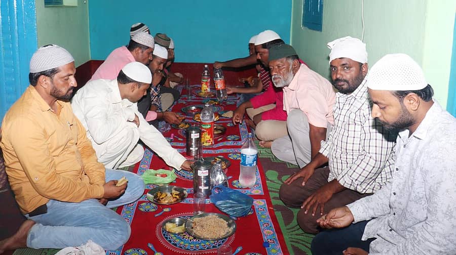 ಕೊಡಿಯಾಲ ಗ್ರಾಮದಲ್ಲಿ ಉಪವಾಸ ಅಂತ್ಯಗೊಳಿಸಿ ಆಹಾರ ಸ್ವೀಕರಿಸುತ್ತಿರುವ ಮುಸ್ಲಿಮರು