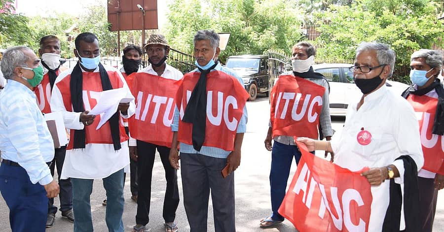 ಕೋವಿಡ್ 19 ಸೋಂಕಿನ ಪ್ರಯುಕ್ತ ರಾಜ್ಯ ಸರ್ಕಾರ ನೋಂದಾಯಿತ ಕಟ್ಟಡ ಕಾರ್ಮಿಕರಿಗೆ ಕೊಡುತ್ತಿರುವ ಸಹಾಯಧನದಲ್ಲಿ ತಾರತಮ್ಯ ಮಾಡಲಾಗಿದೆ ಎಂದು ಆರೋಪಿಸಿ ಬೀದರ್ನಲ್ಲಿ ಶುಕ್ರವಾರ ಪ್ರತಿಭಟನೆ ನಡೆಸಿದ ಕರ್ನಾಟಕ ರಾಜ್ಯ ಕಟ್ಟಡ ಕಟ್ಟುವ ಮತ್ತು ಕಲ್ಲು ಒಡೆಯುವ ಕ್ವಾರಿ ಕಾರ್ಮಿಕರ ಸಂಘದ ಪದಾಧಿಕಾರಿಗಳು ಜಿಲ್ಲಾಧಿಕಾರಿ ಕಚೇರಿ ಅಧಿಕಾರಿಗೆ ಮನವಿ ಪತ್ರ ಸಲ್ಲಿಸಿದರು