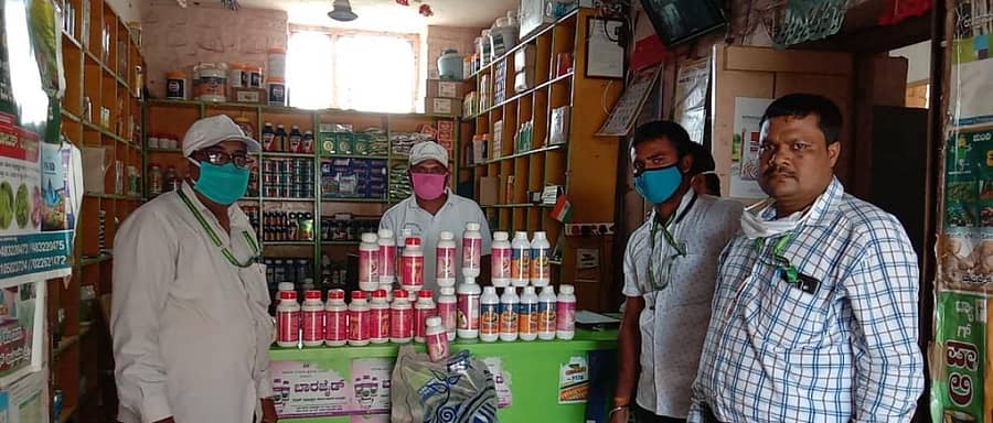 ಕೃಷಿ ಅಧಿಕಾರಿಗಳು ರಸಗೊಬ್ಬರ ಮಳಿಗೆಯೊಂದರ ತಪಾಸಣೆ ನಡೆಸಿದರು