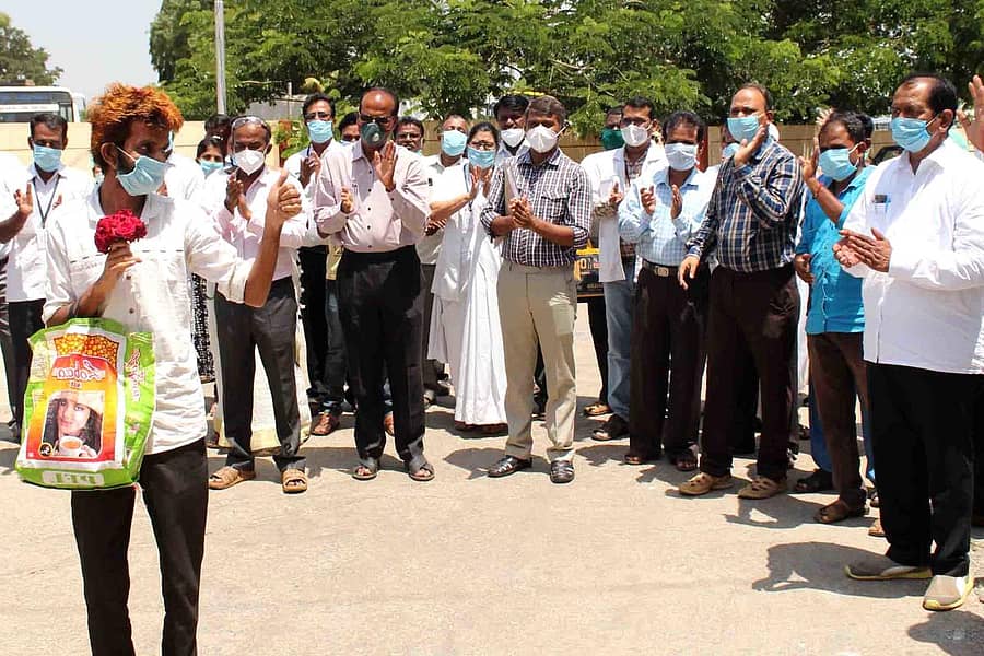 ಹಾವೇರಿ ಕೋವಿಡ್‌–19 ಆಸ್ಪತ್ರೆಯಿಂದ ಗುಣಮುಖನಾಗಿ ಹೊರಬಂದ ವ್ಯಕ್ತಿಯನ್ನು ವೈದ್ಯಕೀಯ ಸಿಬ್ಬಂದಿ ಗುಲಾಬಿ ಹೂ ನೀಡಿ ಬೀಳ್ಕೊಟ್ಟರು 