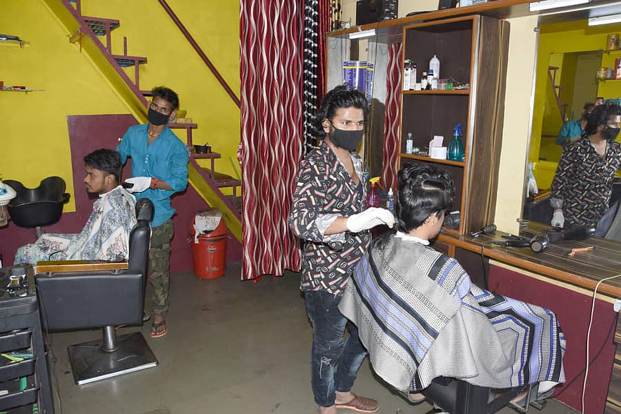 ಬೆಳಗಾವಿಯ ಕಟಿಂಗ್ ಸಲೂನ್ ಮಳಿಗೆ.