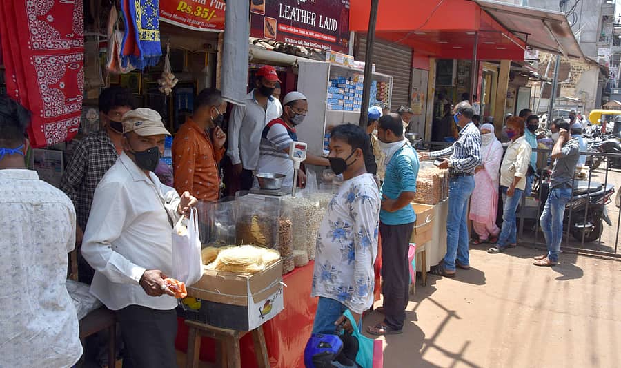 ಪ್ರತಿವರ್ಷ ರಂಜಾನ್ ಸಂದರ್ಭದಲ್ಲಿ ಜೋರಾಗಿ ನಡೆಯುತ್ತಿದ್ದ ಒಣಹಣ್ಣುಗಳ ವ್ಯಾಪಾರ ಈ ಸಲ ನೀರಸವಾಗಿದೆ. ಬೆರಳಣಿಕೆಯಷ್ಟು ಜನರು ಮಾತ್ರ ಖರೀದಿಸುತ್ತಿರುವುದು ಶನಿವಾರ ಕಂಡುಬಂದಿತು