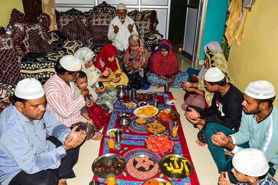 ಇಫ್ತಿಯಾರ್ ಉಪಹಾರದ ತಟ್ಟೆಗಳಲ್ಲಿ ಇಸ್ಲಾಂ ಸಂದೇಶ ಸಾರುವ ಉಕ್ತಿಗಳನ್ನು ಹಣ್ಣುಗಳ ಮೂಲಕ ಜೋಡಿಸಿದ್ದು ಗಮನ ಸೆಳೆಯಿತು – ಪ್ರಜಾವಾಣಿ ಚಿತ್ರ: ಭರತ್ ಕಂದಕೂರ