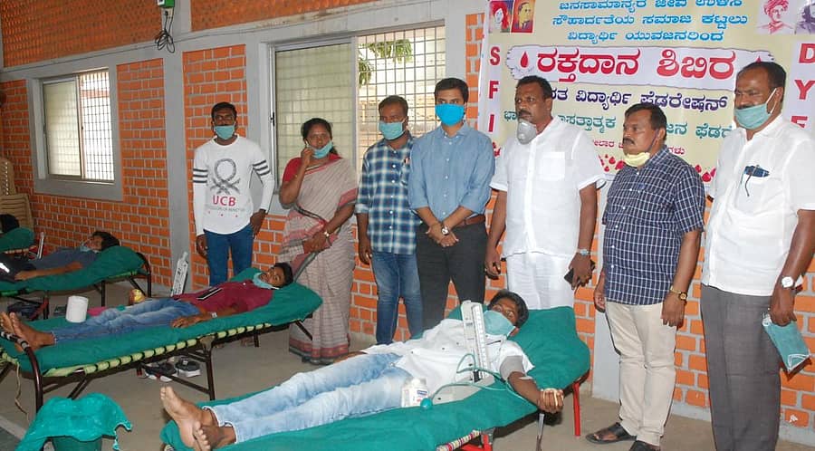 ಎಸ್‍ಎಫ್‍ಐ ಮತ್ತು ಡಿವೈಎಫ್‌ಐ ಸಹಯೋಗದಲ್ಲಿ ಕೋಲಾರದಲ್ಲಿ ಶನಿವಾರ ರಕ್ತದಾನ ಶಿಬಿರ ನಡೆಸಲಾಯಿತು.