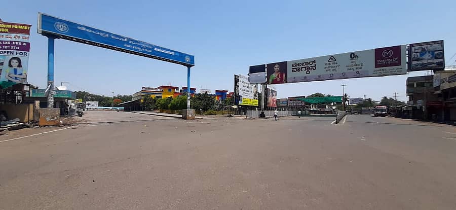 ವಾಹನ ಸಂಚಾರವಿಲ್ಲದೆ ಭಣಗುಡುತ್ತಿರುವ ರಸ್ತೆಗಳು