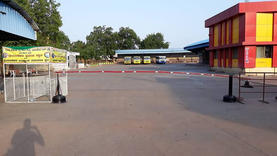 ಬಾಗಲಕೋಟೆ ಬಸ್ ನಿಲ್ದಾಣದ ಪ್ರವೇಶ ದ್ವಾರ ಬಂದ್ ಮಾಡಲಾಗಿದೆ