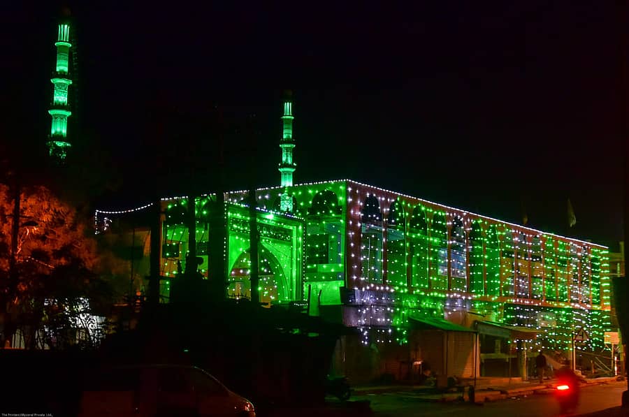 ಕಲಬುರ್ಗಿಯ ಸಂತ್ರಾಸವಾಡಿಯಲ್ಲಿರುವ ಜ್ಯಾಮಿಯಾ ಮಸೀದಿಯನ್ನು ಈದ್-ಉಲ್-ಫಿತರ್ (ರಂಜಾನ್) ಹಬ್ಬದ ಪ್ರಯುಕ್ತ ವಿದ್ಯುತ್ ದೀಪಗಳಿಂದ ಅಲಂಕರಿಸಲಾಗಿದೆ. (ಚಿತ್ರ: ಪ್ರಶಾಂತ್ ಎಚ್‌.ಜಿ.)