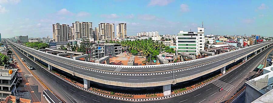 ಲಾಕ್ಡೌನ್ ಹಿನ್ನೆಲೆಯಲ್ಲಿ ಸ್ವಯಂ ಇಚ್ಛೆಯಿಂದ ಮನೆಯಲ್ಲೇ ಉಳಿದ ಕಾರಣ ನಗರದ ಹೊಸೂರು ರಸ್ತೆ ಬಿಕೋ ಎನ್ನುತ್ತಿರುವ ದೃಶ್ಯ. (ಪ್ರಜಾವಾಣಿ ಚಿತ್ರ - ಅನೂಪ್ ರಾಘ ಟಿ.)