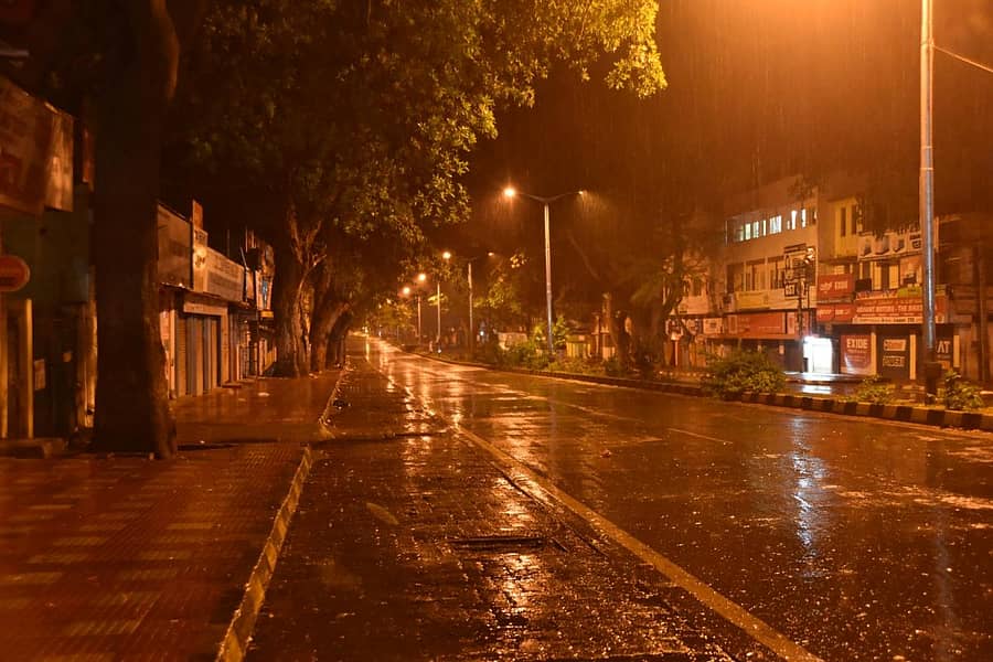 ಮೈಸೂರಿನಲ್ಲಿ ಭಾನುವಾರ ಸುರಿದ ಮಳೆಯು ವಿದ್ಯುತ್ ದೀಪಗಳ ಬೆಳಕಿನಲ್ಲಿ ಕಂಡಿದ್ದು ಹೀಗೆ