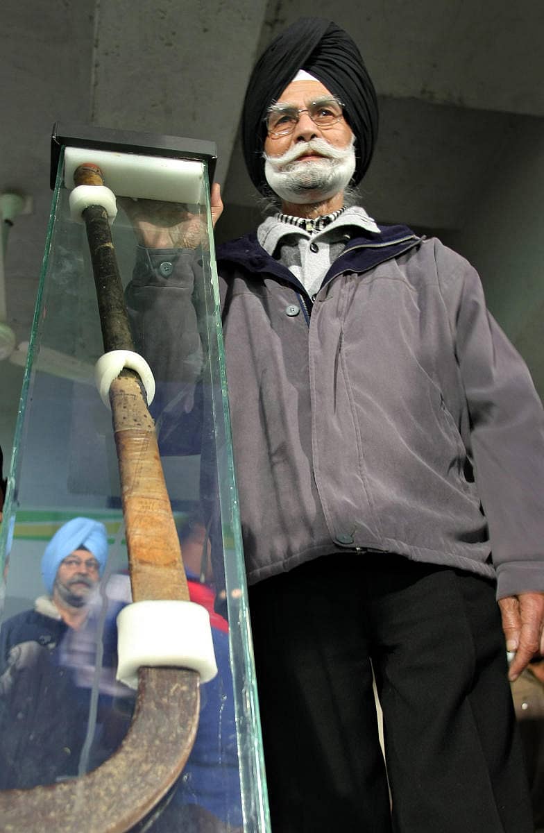 ಧ್ಯಾನ್‌ಚಂದ್‌ ಅವರು ಬಳಸುತ್ತಿದ್ದ ಹಾಕಿ ಸ್ಟಿಕ್‌ ಜೊತೆ ಬಲ್ಬೀರ್‌ ಸಿಂಗ್‌ –ಎಎಫ್‌ಪಿ ಚಿತ್ರ 