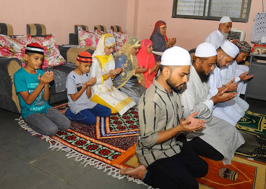 ವಿಜಯಪುರದ ಸಕಫ್ರೋಜಾದ ಸಾಂಗ್ಲೀಕರ ಕುಟುಂಬದವರು ಈದ್ ಉಲ್ ಫಿತ್ರ್ ಅಂಗವಾಗಿ ಸೋಮವಾರ ಮನೆಯಲ್ಲೇ ಪ್ರಾರ್ಥನೆ ಸಲ್ಲಿಸಿದರು –ಪ್ರಜಾವಾಣಿ ಚಿತ್ರ