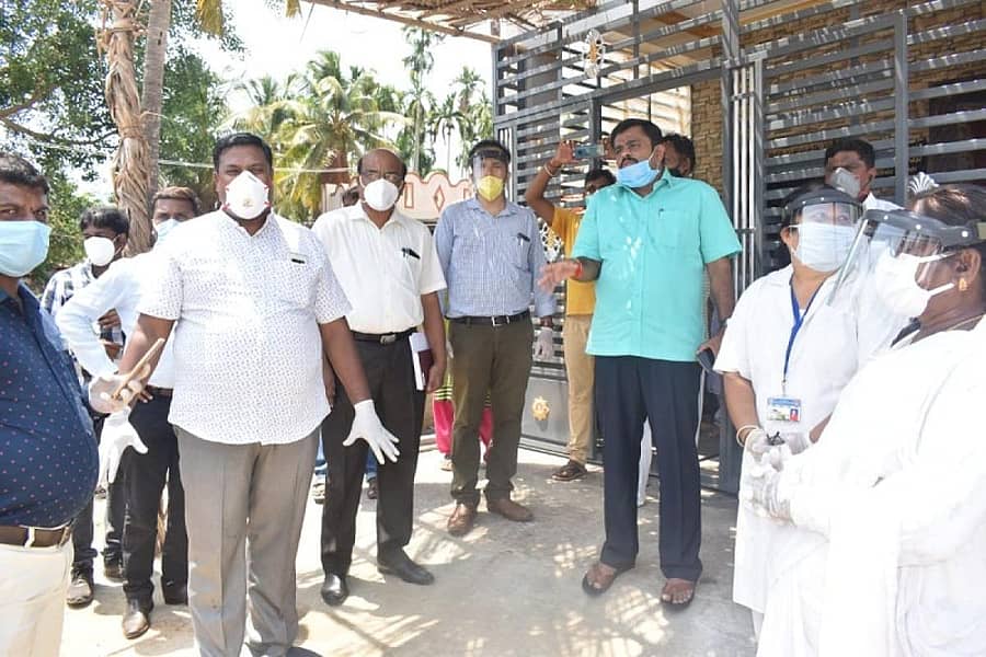 ಶಾಸಕ ಗೌರಿಶಂಕರ್ ಗ್ರಾಮಸ್ಥರ ಜತೆ ಮಾತುಕತೆ ನಡೆಸಿದರು