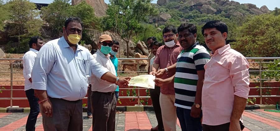 ಕರಡಿ ದತ್ತು ಸ್ವೀಕರಿಸಿದ ಮಾದಾರ ಚನ್ನಯ್ಯ ಗುರುಪೀಠದ ಪ್ರತಿನಿಧಿಗಳಿಗೆ ಮೃಗಾಲಯ ಪ್ರಾಧಿಕಾರದ ಸದಸ್ಯ ಕಾರ್ಯದರ್ಶಿ ಬಿ.ಪಿ.ರವಿ ಹಾಗೂ ಉಪ ಅರಣ್ಯ ಸಂರಕ್ಷಣಾಧಿಕಾರಿ ಚಂದ್ರಶೇಖರ ನಾಯಕ ಅವರು ಪ್ರಮಾಣ ಪತ್ರ ವಿತರಿಸಿದರು. ಬಿಜೆಪಿ ಮುಖಂಡ ಕೆ.ಎಸ್.ನವೀನ್ ಇದ್ದಾರೆ.