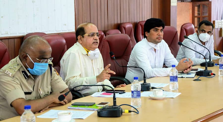  ಜಿಲ್ಲಾ ವಿಪತ್ತು ನಿರ್ವಹಣಾ ಪ್ರಾಧಿಕಾರ ಸಭೆಯಲ್ಲಿ ಜಿಲ್ಲಾಧಿಕಾರಿ ಡಾ.ಎಸ್.ಬಿ. ಬೊಮ್ಮನಹಳ್ಳಿ ಮಾತನಾಡಿದರು