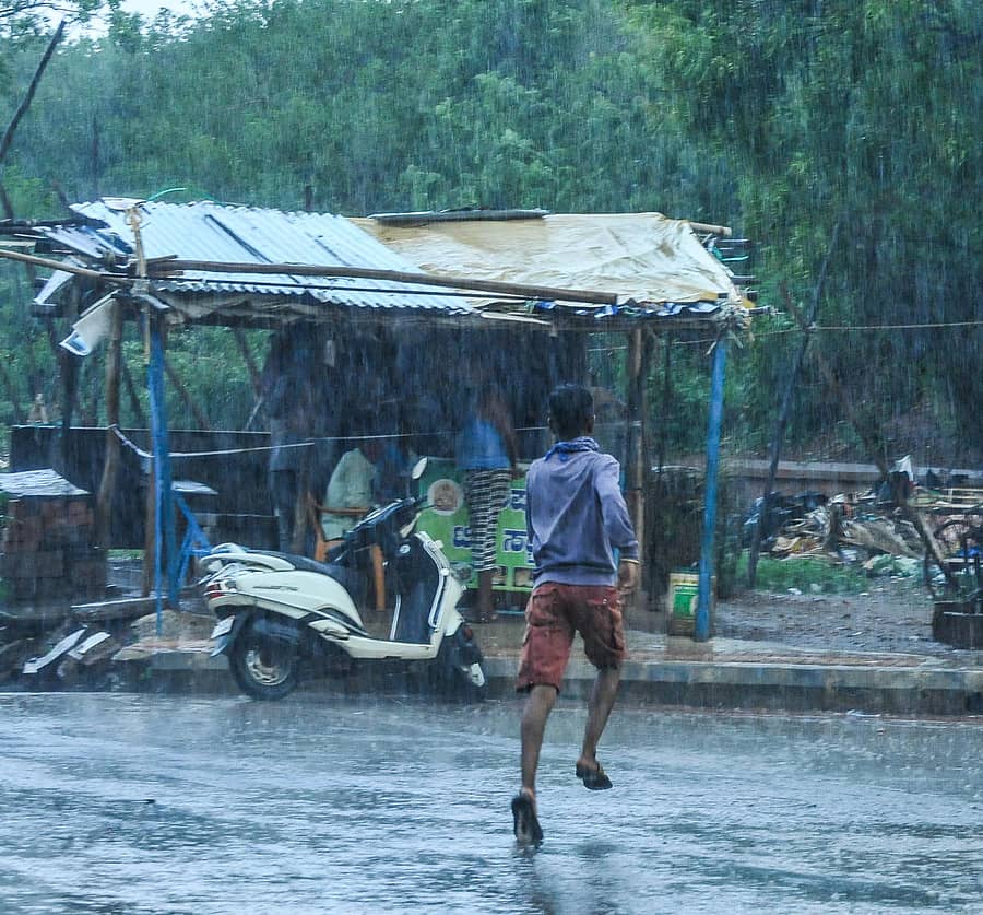 ಹುಬ್ಬಳ್ಳಿಯ ಭವಾನಿ ನಗರ ರೈಲ್ವೆ ಬ್ರಿಜ್ ಬಳಿ ಕಂಡುಬಂದ ದೃಶ್ಯ (ಚಿತ್ರ: ಪ್ರಜಾವಾಣಿ ಸಂಗ್ರಹ / ತಾಜುದ್ದೀನ್ ಆಜಾದ್)