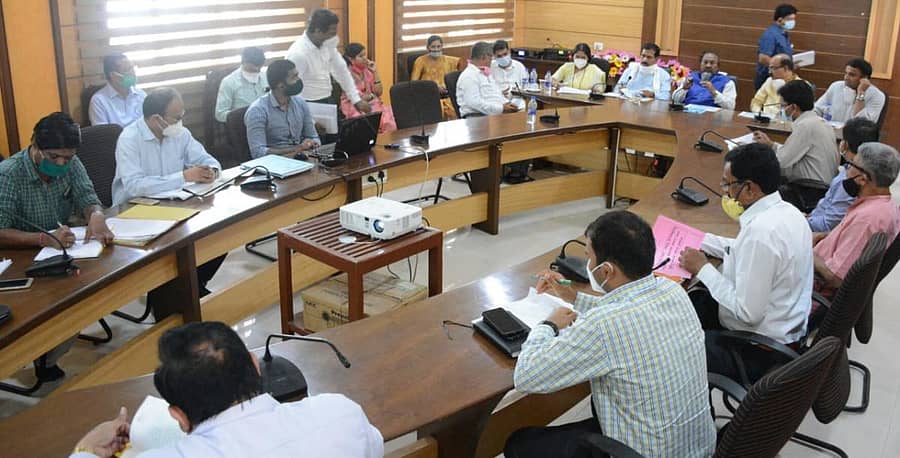 ಬೆಳಗಾವಿಯಲ್ಲಿ ಮಂಗಳವಾರ ಗ್ರಾಮೀಣಾಭಿವೃದ್ಧಿ ಸಚಿವ ಕೆ.ಎಸ್‌. ಈಶ್ವರಪ್ಪ ಅಧ್ಯಕ್ಷತೆಯಲ್ಲಿ ಅಂತರ್ಜಲ ಚೈತನ್ಯ ಹಾಗೂ ನರೇಗಾ ಪ್ರಗತಿ ಪರಿಶೀಲನಾ ನಡೆಯಿತು