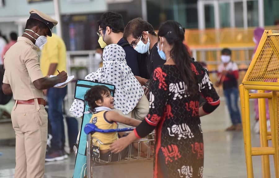 ನಗರದ ವಿಮಾನ ನಿಲ್ದಾಣದಲ್ಲಿ ಮಂಗಳವಾರ ಬಂದಿಳಿದ ಪ್ರಯಾಣಿಕರು ಕ್ವಾರಂಟೈನ್ ಸ್ಥಳದತ್ತ ತೆರಳಿದರು ಪ್ರಜಾವಾಣಿ ಚಿತ್ರ