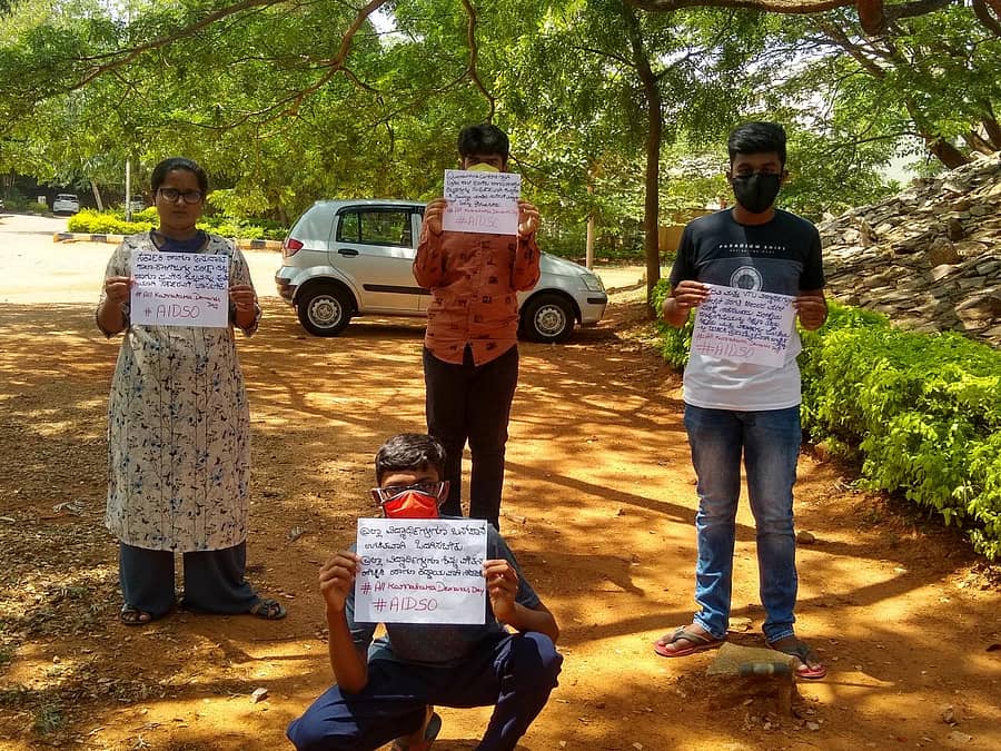 ವಿದ್ಯಾರ್ಥಿಗಳು ತಮ್ಮ ಬೇಡಿಕೆ ಒಳಗೊಂಡ ಫಲಕಗಳನ್ನು ಪ್ರದರ್ಶಿಸಿದರು