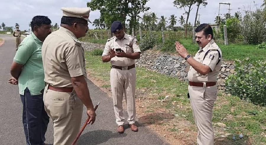 ಜಿಲ್ಲಾ ಪೊಲೀಸ್‌ ವರಿಷ್ಠಾಧಿಕಾರಿ ಎಚ್‌.ಡಿ.ಆನಂದಕುಮಾರ್‌ ಅವರು ಘಟನಾ ಸ್ಥಳಕ್ಕೆ ಭೇಟಿ ನೀಡಿ ಪರಿಶೀಲನೆ ನಡೆಸಿದರು. ಡಿವೈಎಸ್‌ಪಿ ಜೆ.ಮೋಹನ್‌ ಇದ್ದಾರೆ