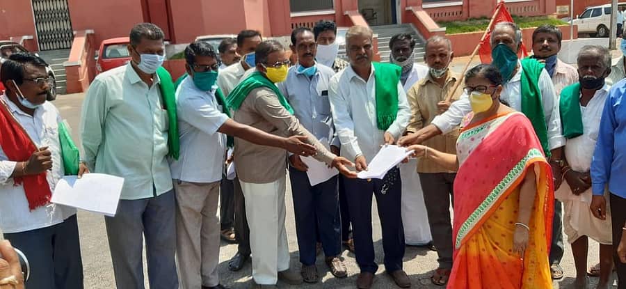 ರಾಯಚೂರಿನಲ್ಲಿ ಅಖಿಲ ಭಾರತ ರೈತ ಸಂಘರ್ಷ ಸಮನ್ವಯ ಸಮಿತಿ ಜಿಲ್ಲಾ ಘಟಕದಿಂದ ಜಿಲ್ಲಾಡಳಿತದ ಮೂಲಕ ಮುಖ್ಯಮಂತ್ರಿಗೆ ಬುಧವಾರ ಮನವಿ ಸಲ್ಲಿಸಲಾಯಿತು