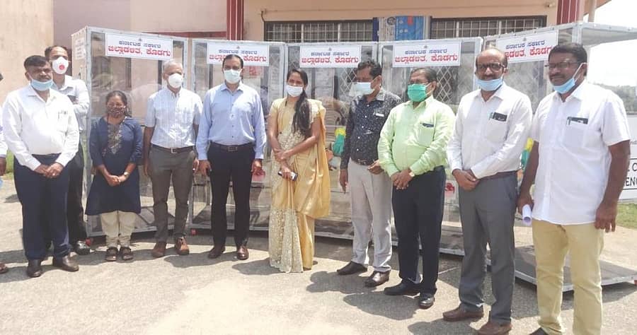 ಕೋವಿಡ್ ಆಸ್ಪತ್ರೆ ಆವರಣದಲ್ಲಿ ಕಿಯೋಸ್ಕ್ಗಳನ್ನು ಹಸ್ತಾಂತರ ಮಾಡಲಾಯಿತು
