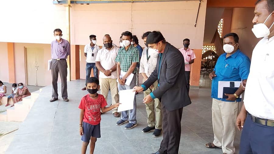 ಗವಿಮಠದ ಮೊರಾರ್ಜಿ ದೇಸಾಯಿ ವಸತಿ ಶಾಲೆಯಲ್ಲಿ ಕ್ವಾರಂಟೈನ್ ಆಗಿದ್ದ ಮುಂಬೈ ವಸಲಸಿಗರಿಗೆ ಜಿಲ್ಲಾಧಿಕಾರಿ ಡಾ.ಎಂ.ವಿ.ವೆಂಕಟೇಶ್ ವೈದ್ಯಕೀಯ ಪ್ರಮಾಣಪತ್ರ ನೀಡಿ ಬೀಳ್ಕೊಟ್ಟರು