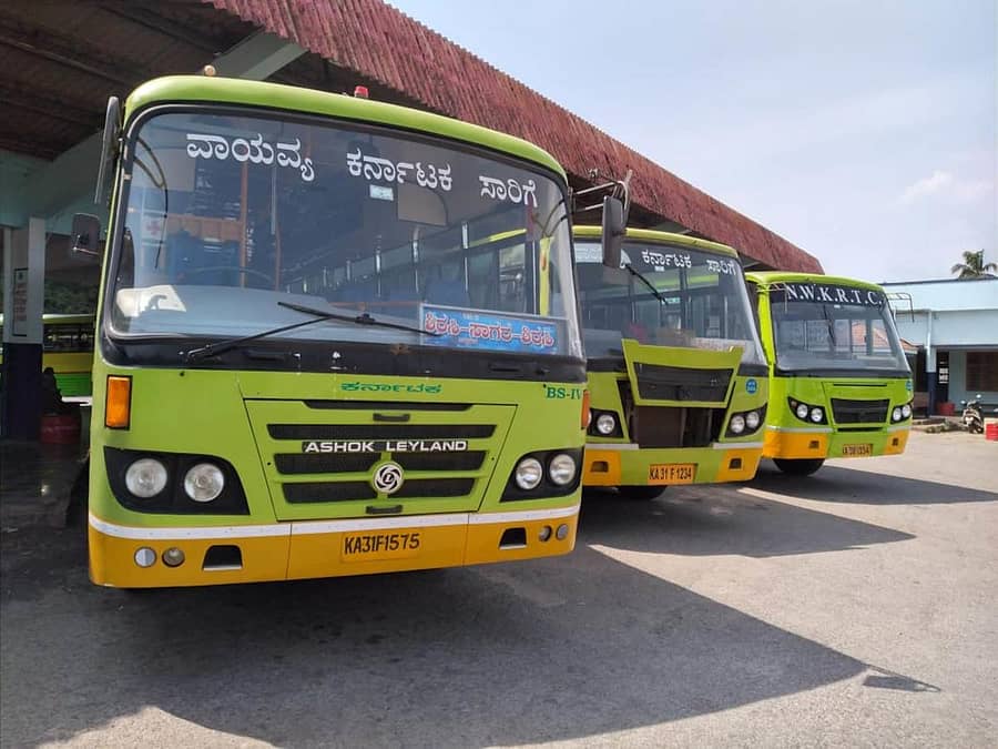 ಶಿರಸಿ ಹೊಸ ಬಸ್ ನಿಲ್ದಾಣದಲ್ಲಿ ಪ್ರಯಾಣಿಕರಿಗೆ ಕಾಯುತ್ತಿರುವ ಬಸ್ಗಳು