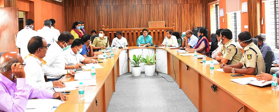 ಸಭೆಯಲ್ಲಿ ಜಿಲ್ಲಾಧಿಕಾರಿ ಆರ್.ಲತಾ ಮಾತನಾಡಿದರು. 