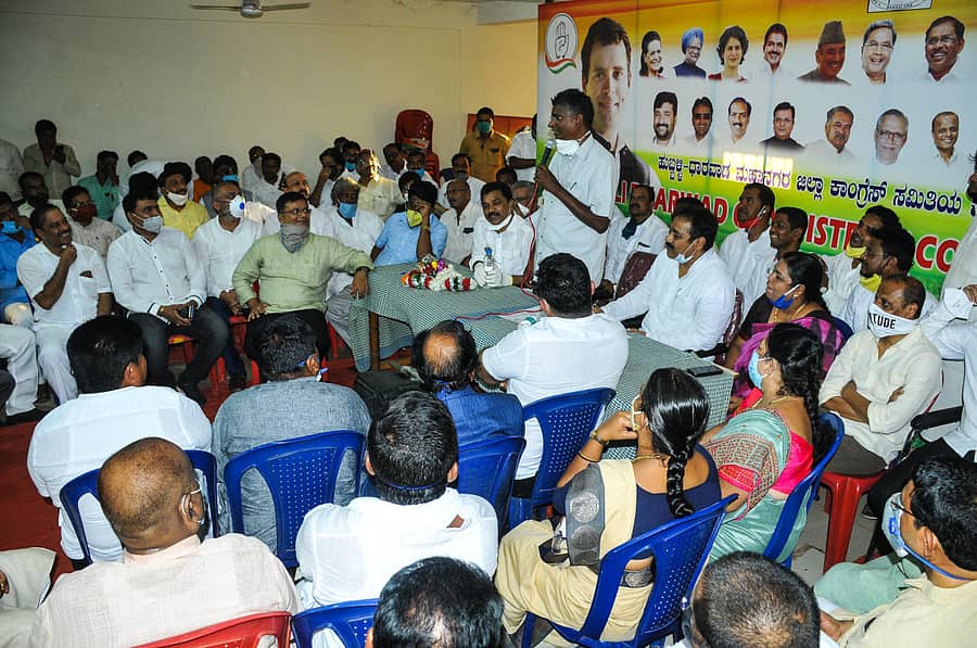 ಕೆಪಿಸಿಸಿ ಕಾರ್ಯಾಧ್ಯಕ್ಷ ಸತೀಶ ಜಾರಕಿಹೊಳಿ ಮಾತನಾಡಿದರು. ಅಂತರ ಕಾಯ್ದುಕೊಳ್ಳದೇ ಎಲ್ಲರೂ ಒಟ್ಟಾಗಿ ಕುಳಿತಿರುವುದು