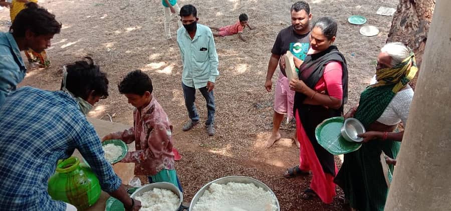 ವಡಗೇರಾ ತಾಲ್ಲೂಕಿನ ವಸತಿ ನಿಲಯದಲ್ಲಿರುವ ವಲಸೆ ಕಾರ್ಮಿಕರಿಗೆ ಊಟ ನೀಡುತ್ತಿರುವುದು