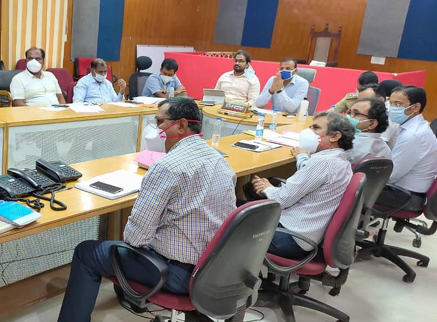 ಬೀದರ್ನ ಜಿಲ್ಲಾಧಿಕಾರಿ ಕಚೇರಿಯಲ್ಲಿ ಜಿಲ್ಲಾಧಿಕಾರಿ ಎಚ್.ಆರ್. ಮಹಾದೇವ ಅವರು ಗುರುವಾರ ತಾಲ್ಲೂಕು ಮಟ್ಟದ ಅಧಿಕಾರಿಗಳೊಂದಿಗೆ ವಿಡಿಯೊ ಸಂವಾದ ನಡೆಸಿದರು