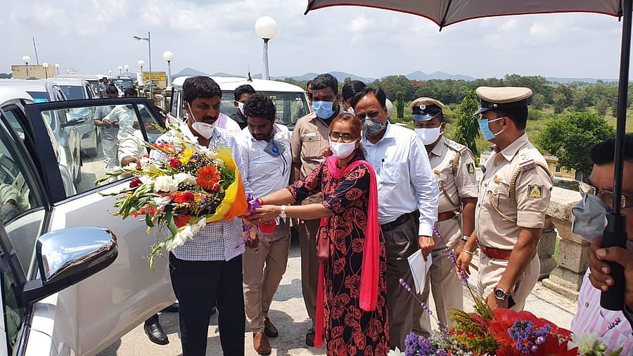 ಜಲಸಂಪನ್ಮೂಲ ಸಚಿವ ರಮೇಶ್ ಜಾರಕಿಹೊಳಿ ಅವರನ್ನು ಅಧಿಕಾರಿಗಳು ಸ್ವಾಗತಿಸಿದರು