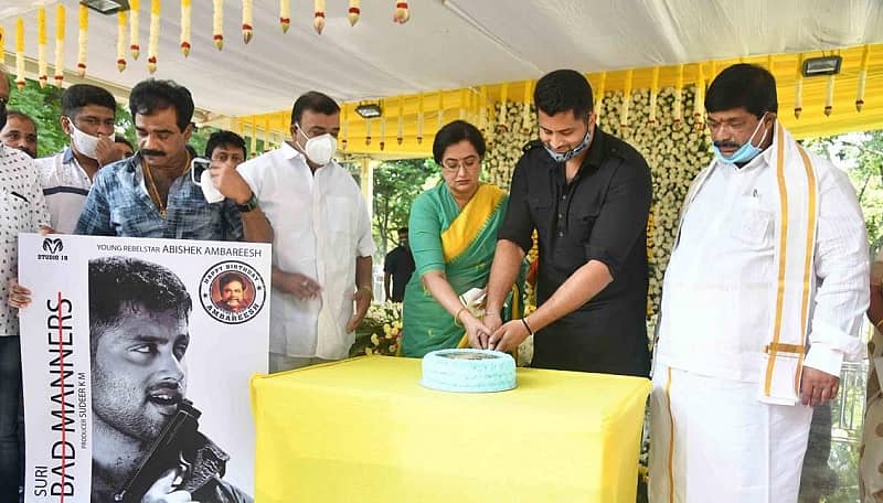 ಸುಮಲತಾ ಮತ್ತು ಅಭಿಷೇಕ್‌ ಅವರು ಅಂಬರೀಷ್‌ ಹುಟ್ಟು ಹಬ್ಬದ ಆಚರಣೆ ಪ್ರಯುಕ್ತ ಕೇಕ್‌ ಕತ್ತರಿಸಿದರು.