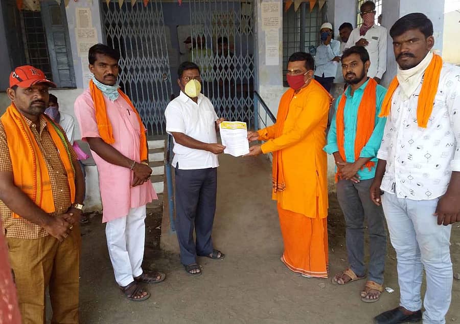 ಕಾಳಗಿ ಗ್ರೇಡ್-2 ತಹಶೀಲ್ದಾರ್ ಶಾಂತಗೌಡ ಬಿರಾದಾರ ಅವರಿಗೆ ಪೂಜ್ಯ ಶಿವಬಸವ ಶಿವಾಚಾರ್ಯರು ಬುಧವಾರ ಮನವಿಪತ್ರ ಸಲ್ಲಿಸಿದರು