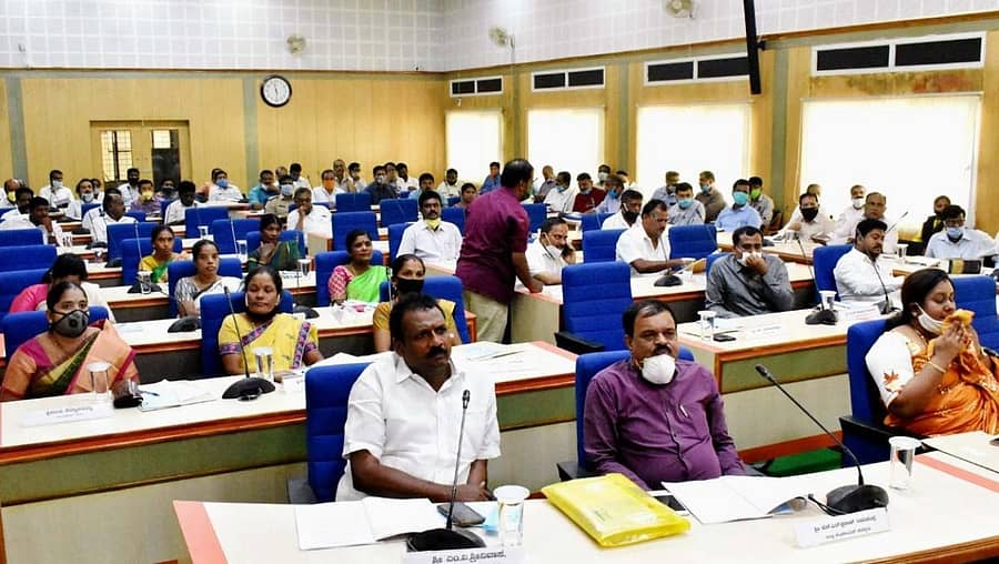 ಕೋಲಾರದಲ್ಲಿ ಶುಕ್ರವಾರ ನಡೆದ ಜಿ.ಪಂ ಸಾಮಾನ್ಯ ಸಭೆಯಲ್ಲಿ ಸದಸ್ಯರು ಪಾಲ್ಗೊಂಡರು.