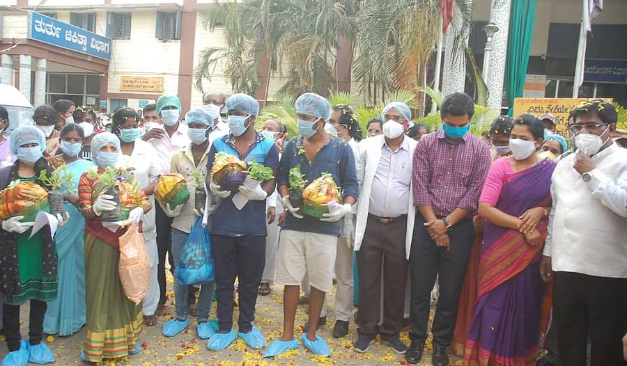 ಕೊರೊನಾ ಸೋಂಕಿನಿಂದ ಗುಣಮುಖರಾದ 5 ಮಂದಿಗೆ ಕೋಲಾರದ ಎಸ್ಎನ್ಆರ್ ಆಸ್ಪತ್ರೆ ಆವರಣದಲ್ಲಿ ಶುಕ್ರವಾರ ಪುಷ್ಪವೃಷ್ಟಿ ಸುರಿಸಿ ಬೀಳ್ಕೊಡಲಾಯಿತು.