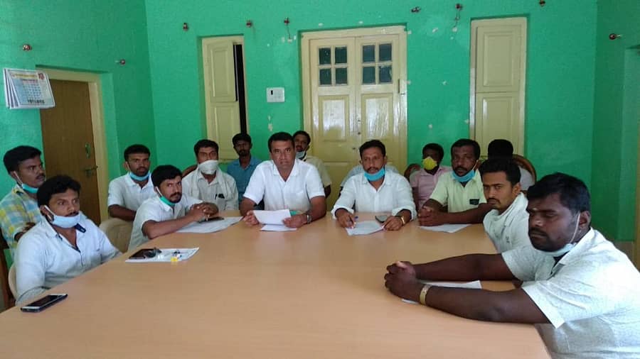 ಸುದ್ದಿಗೋಷ್ಠಿಯಲ್ಲಿ ಜಿಲ್ಲಾ ರೇಷ್ಮೆ ಬೆಳೆಗಾರರ ಹಿತರಕ್ಷಣಾ ಸಮಿತಿಯ ಪ್ರಧಾನ ಕಾರ್ಯದರ್ಶಿ ಕೆ.ರವಿ ಮಾತನಾಡಿದರು