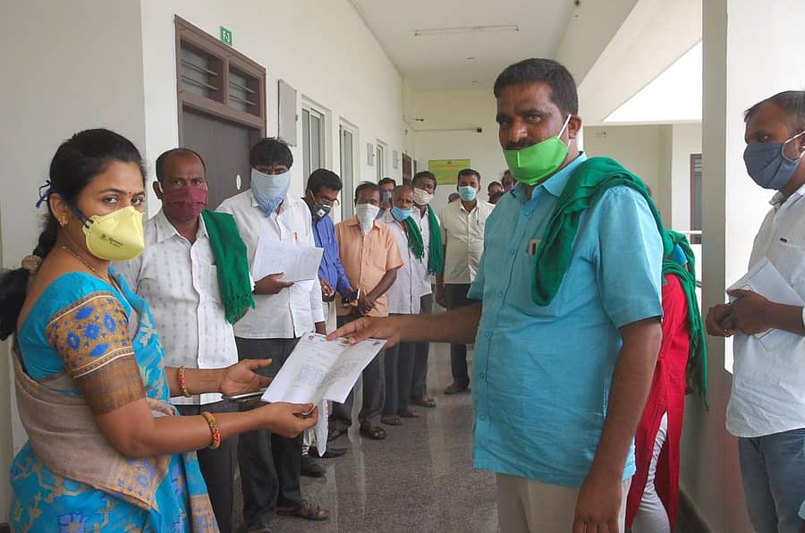 ವಿದ್ಯುತ್ ಕಾಯ್ದೆಗೆ ತಿದ್ದುಪಡಿ ಮಾಡದಂತೆ ಒತ್ತಾಯಿಸಿ ರಾಜ್ಯ ರೈತ ಸಂಘ ಮತ್ತು ಹಸಿರು ಸೇನೆ ಸದಸ್ಯರು ಕೋಲಾರದಲ್ಲಿ ಶುಕ್ರವಾರ ಜಿಲ್ಲಾಧಿಕಾರಿ ಸಿ.ಸತ್ಯಭಾಮ ಅವರಿಗೆ ಮನವಿ ಸಲ್ಲಿಸಿದರು.