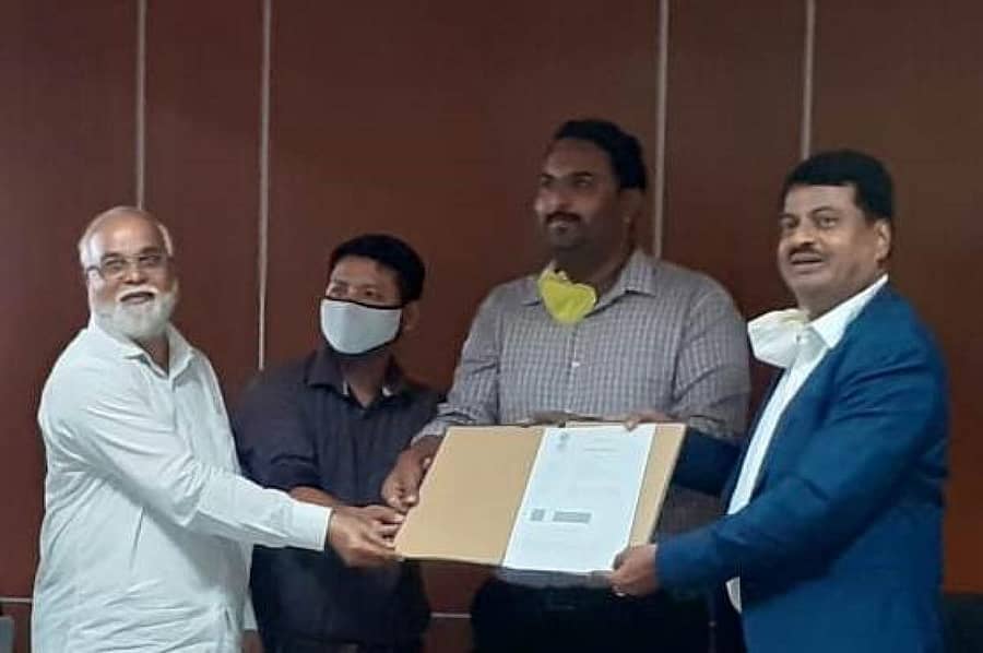 ಒಪ್ಪಂದದ ವೇಳೆ (ಎಡದಿಂದ) ಐಸಿಎಆರ್ ನೋಡಲ್ ಅಧಿಕಾರಿ ಕೆ.ಪಿ.ಚಿನ್ನಸ್ವಾಮಿ, ಕಾರ್ಯಕ್ರಮ ಸಂಘಟಕ ಸಂಗಾ, ಐಟಿಸಿ ವಿಭಾಗೀಯ ವ್ಯವಸ್ಥಾಪಕ ಪಂಚಾಸ್ ಹಾಗೂ ಎಸ್.ರಾಜೇಂದ್ರ ಪ್ರಸಾದ್ ಭಾಗವಹಿಸಿದ್ದರು.