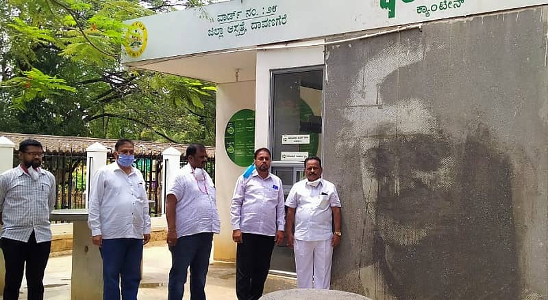 ಇಂದಿರಾ ಗಾಂಧಿಯವರ ಚಿತ್ರಕ್ಕೆ ಆಯಿಲ್ ಬಳಿದು ವಿರೂಪಗೊಳಿಸಿರುವುದನ್ನು ವಿರೋಧಿಸಿ ಕಾಂಗ್ರೆಸ್ ಮುಖಂಡರ ಪ್ರತಿಭಟನೆ